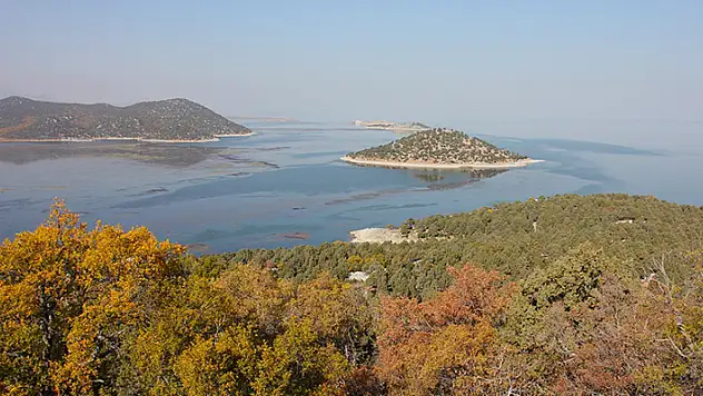 Beyşehir Gölü'ndeki Hacıakif Adası doğa tutkunlarının ilgi odağı
