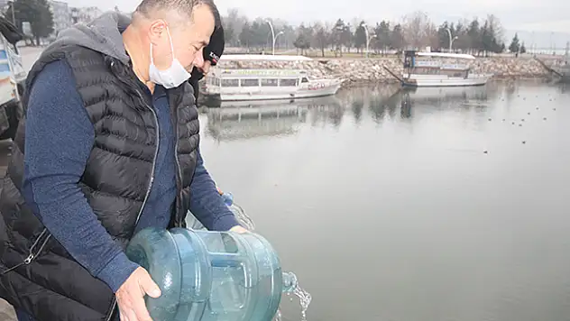 Beyşehir Gölü'ndeki su çekilmesine dikkat çekmek için yağmur sularını damacanalarla göle boşalttı
