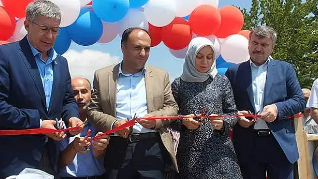 Beyşehir Gölü'ndeki 'yüzer kafe' törenle hizmete açıldı