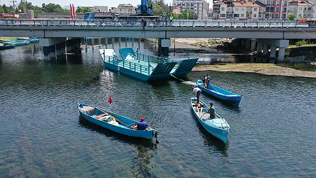 Beyşehir Gölü temizliği için alınan katamaran göle indirildi
