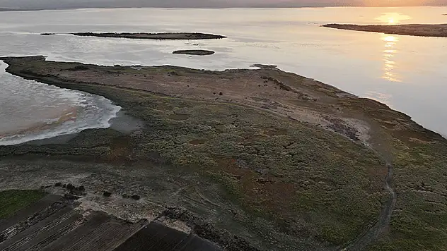 Beyşehir Gölü'nde kuraklık nedeniyle Kıstıfan Adası karayla birleşti ve adacık sayısı arttı
