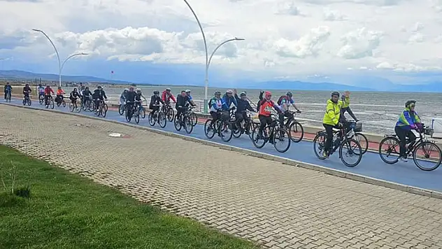Beyşehir Gölü'nde yaşanan şiddetli kuraklığa dikkat çekmek için pedal çevirdiler