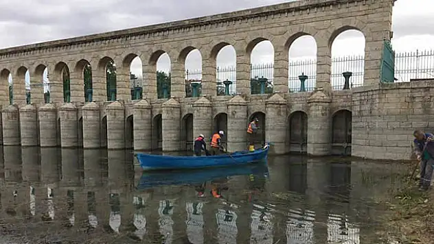 Beyşehir'in göl sahilinde temizlik çalışmaları 