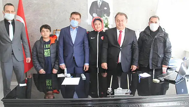 Beyşehir Kaymakamı Özdemir, başarılı milli tekvandocuyu altınla ödüllendirdi