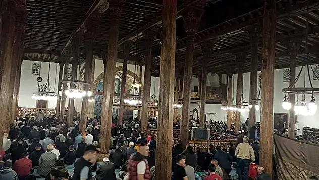 Beyşehir ve Derebucak'ta vatandaşlar camilere akın etti
