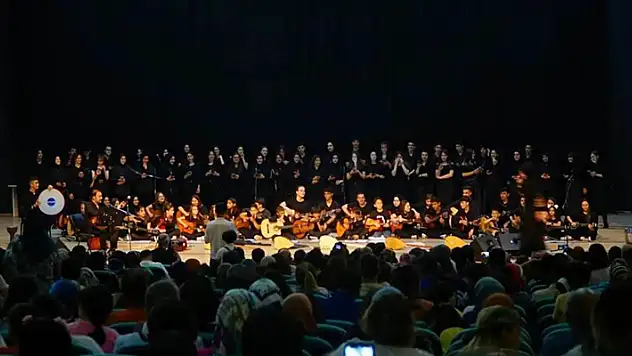 Beyşehir'de 115 kişilik öğrenci korosu ve orkestrasından yaza merhaba konseri
