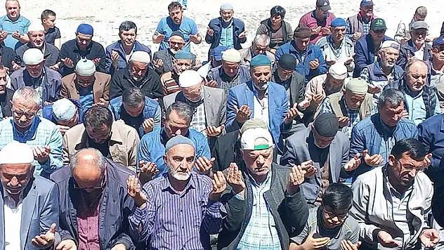 Beyşehir'de çiftçiler yağmur duasına çıktı