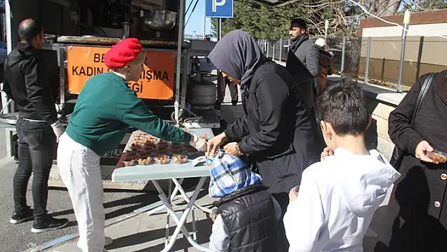 Beyşehir'de deprem felaketinin yıl dönümü dolayısıyla lokma dağıtıldı
