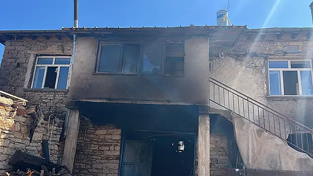 Beyşehir'de iki katlı ev yandı