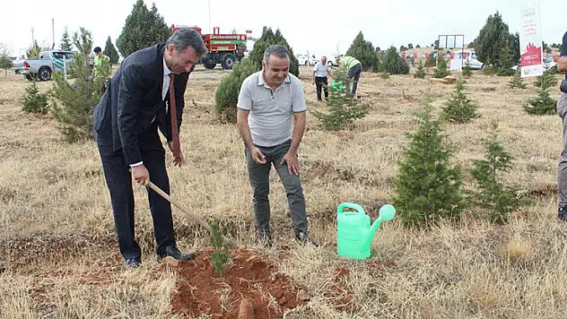 Beyşehir'de İlköğretim Haftası'nda fidanlar toprakla buluşturuldu