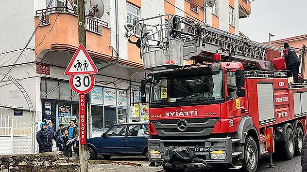 Beyşehir'de itfaiye merdiveni bu kez direğin tepesindeki kedi için uzatıldı