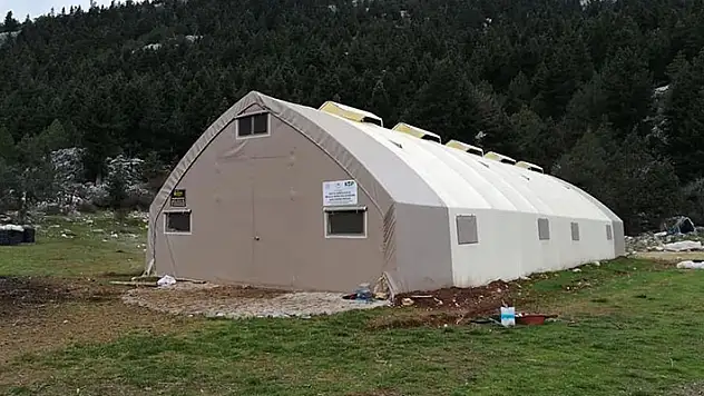 Beyşehir'de küçükbaş hayvan yetiştiricilerine portatif ağıl desteği
