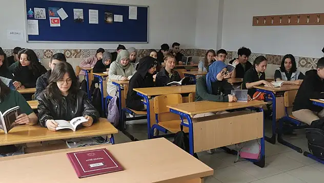 Beyşehir'de lise öğrencileri yazdıkları hikayeleri kitaplaştırdı
