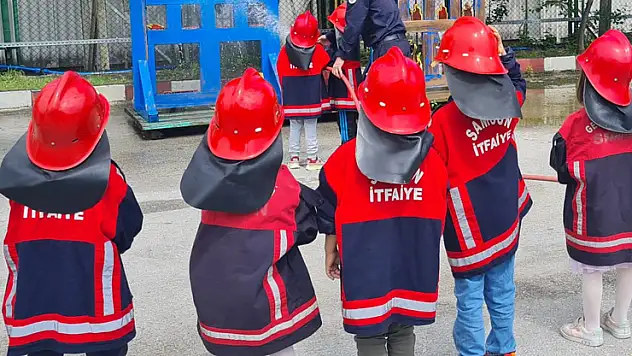 Beyşehir'de minik öğrencilere itfaiyecilik eğitimi verildi