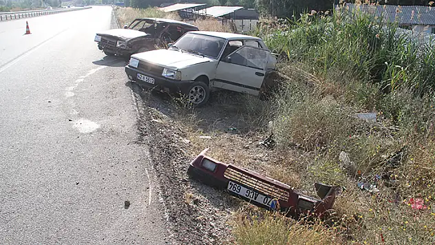 Beyşehir'de otomobilin park halindeki araca çarpması sonucu 2 kişi yaralandı