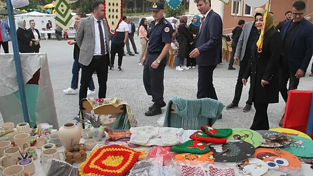 Beyşehir'de özel öğrenciler el emeklerini sergiledi
