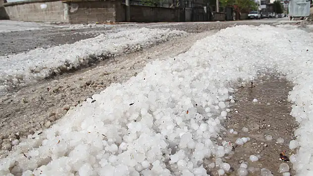 Beyşehir'de sağanak ve dolu etkili oldu