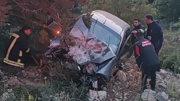 Beyşehir'de uçuruma devrilen otomobildeki 3 kişi yaralandı