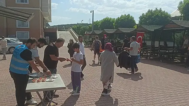 Beyşehir'de üniversite öğrencileri tatlılarla karşılandı