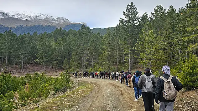 Beyşehir'de üniversiteli öğrenciler doğayla buluştu