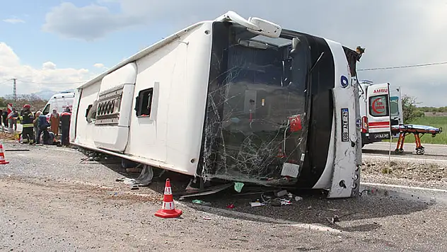 Beyşehir'de yolcu otobüsü devrildi: 13 yaralı