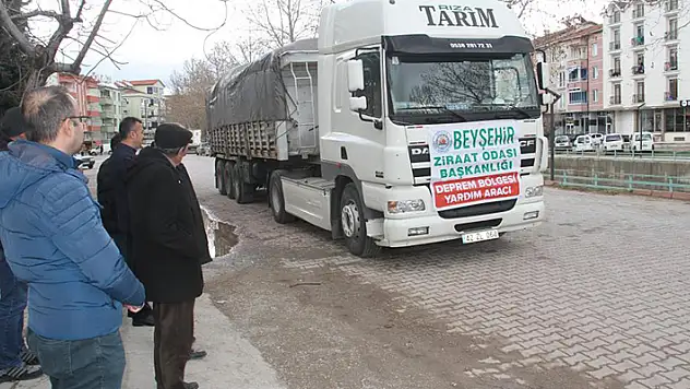 Beyşehir'den deprem bölgesine yem yüklü 3. tır yola çıktı
