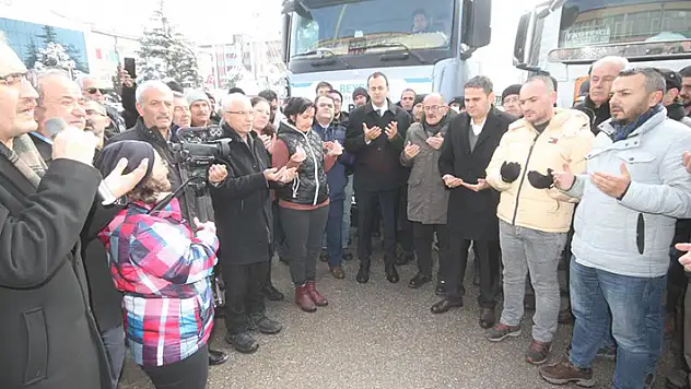 Beyşehir'den Hatay'a 6 tır dolusu yardım malzemesi ve 2 otobüs gönüllü dualarla yola çıktı
