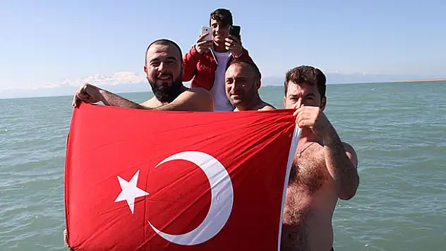 Beyşehirli balıkçılar Türk bayrağı açıp gölde yüzdü