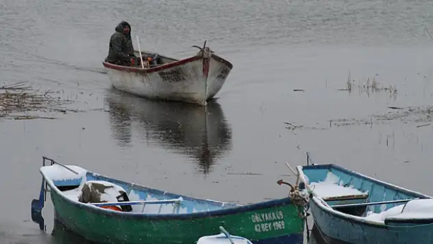 Beyşehirli balıkçıların karda, kışta fırtınada balık avı