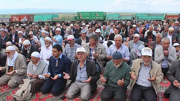 Beyşehirli çiftçiler şükür duasına çıktı