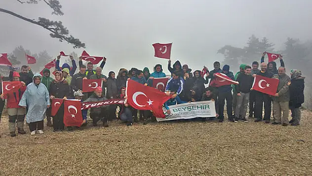 Beyşehirli doğaseverler, cumhuriyet bayramını zirvede Türk bayrağı açarak kutladı
