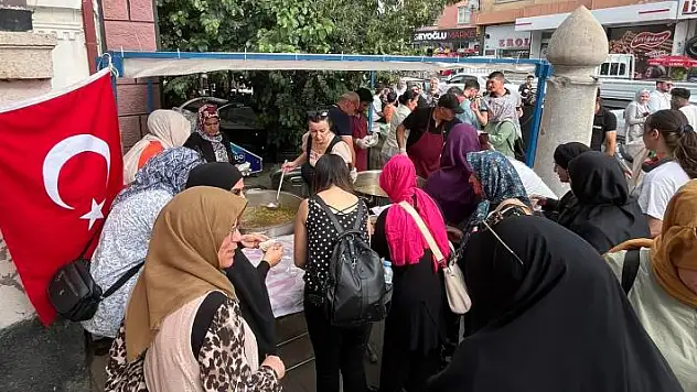 Beyşehirli hanımlar vatandaşların ağzını aşure ile tatlandırdı

