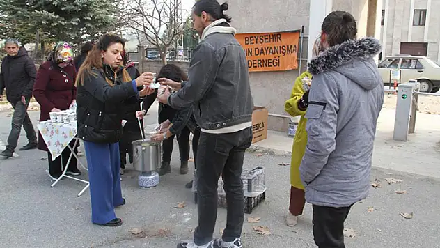 Beyşehirli kadınlardan üniversite öğrencilerine sıcak çorba ikramı
