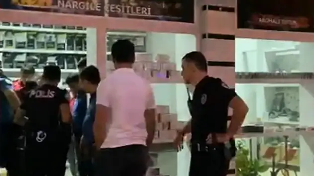 Bıçakla geldi, iş yeri sahibi tarafından tabancayla vuruldu
