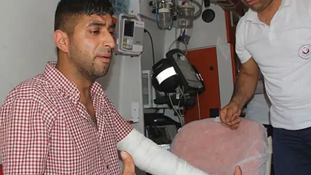 Bıçakla kendini kesen şahıs şok etti