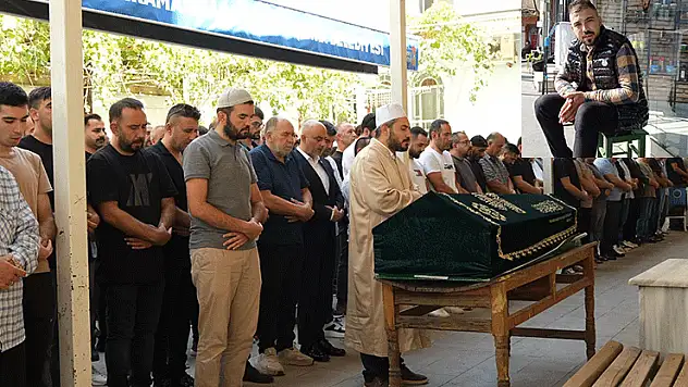 Bıçaklı saldırıda hayatını kaybeden genç adam son yolculuğuna uğurlandı
