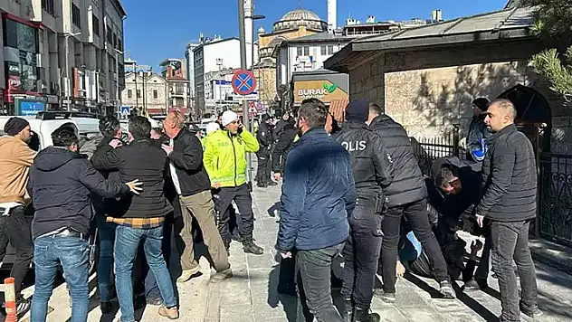 Bıçaklı 'yan baktın' kavgası: 1 yaralı
