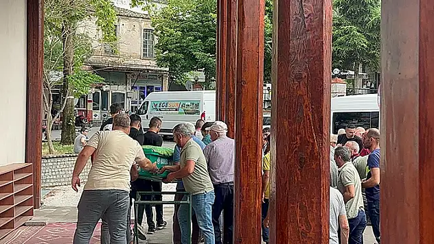 Bigadiç'te otomobilin ağaca çarptığı kazada ölü sayısı 3'e çıktı

