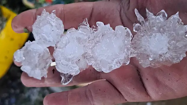 Bilecik'te ceviz büyüklüğünde dolu yağdı
