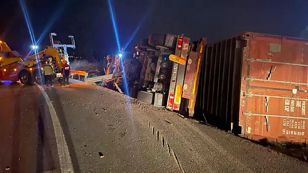 Bilecik'te devrilen tırın sürücüsü öldü
