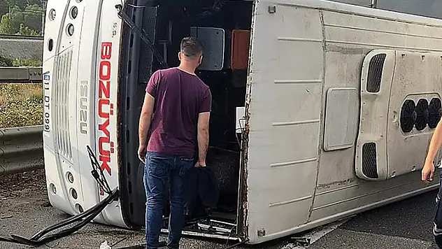 Bilecik'te otomobilin çarptığı işçi servisi devrildi, 11 kişi yaralandı
