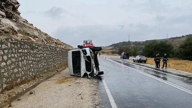 Bilecik'te seyir halinde kamyonet devrilirken, sürücüsü yaralandı