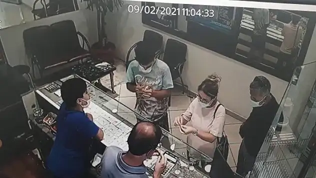 Bileziği ışık hızıyla alıp kaçtı, kuyumcu şaşkınlıktan bakakaldı
