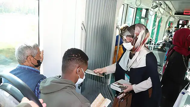 Bilgehane öğrencilerinden tramvaydaki yolculara kitap
