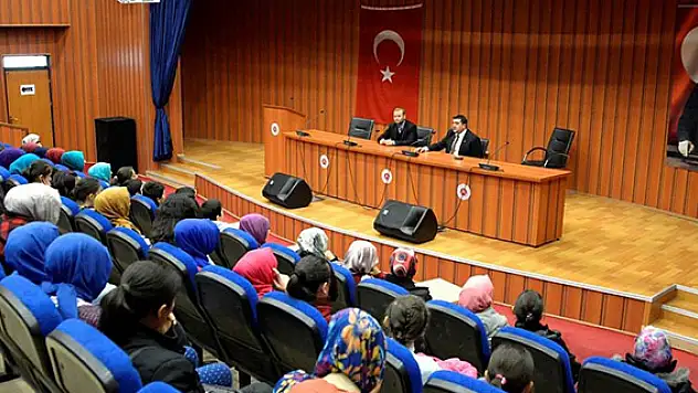 Bilgi merkezi öğrencileri Adliye'de