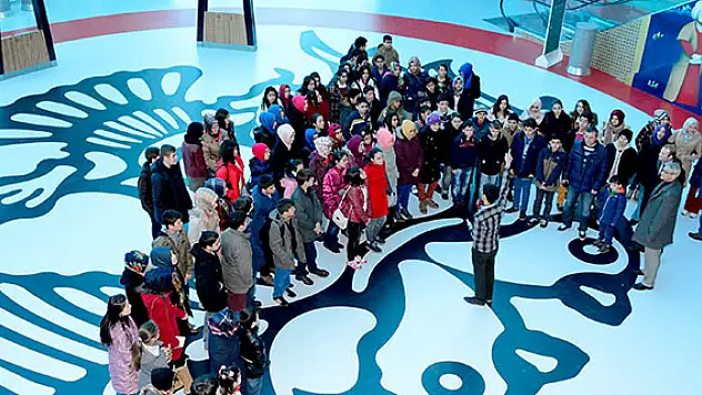Bilgi merkezi öğrencileri Bilim Merkezi'nde