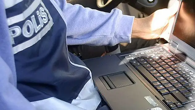 Bilgisayarında Gülen ve cinsel içerikli videolar çıktı