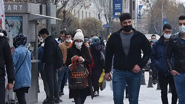 Bilim Kurulu Üyesi uyardı: Vaka sayıları daha da artabilir