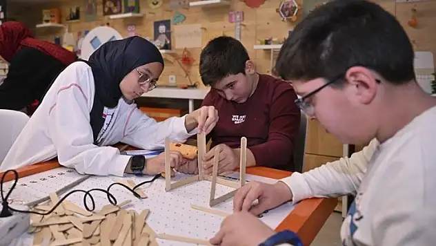'Bilim Merkezleri Kış Akademisi'nde öğrenciler hem eğleniyor hem öğreniyor