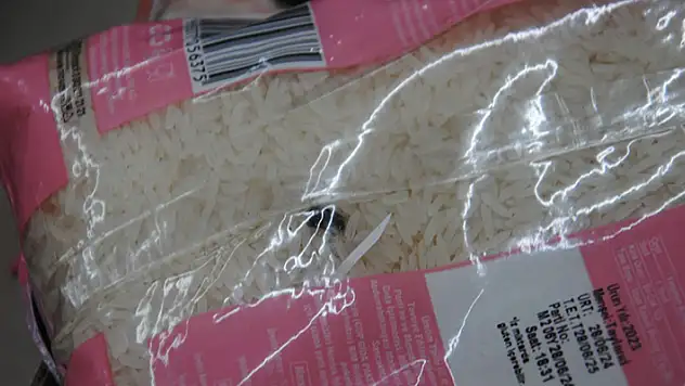 BİM marketteki son kullanma tarihi geçmiş ürünler ve böceklenmiş pirinç paketlerine el konuldu
